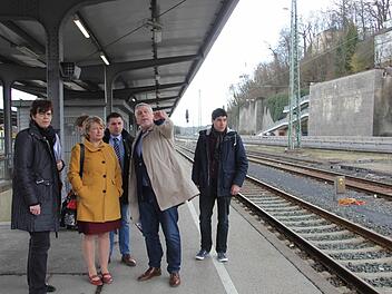 Fährt hier ein Zug nach irgendwo? Die Landtagsabgeordnete Susann Biedefeld, Bundestagsabgeordnete Rita Habl-Kehl, Kreisvorsitzender Carsten Höllein, Oberbürgermeister Norbert Tessmer, Stadtverbandsvorsitzender Stefan Sauerteig (alle SPD) am Coburger Bahnhof. Foto: Alexandra Kemnitzer