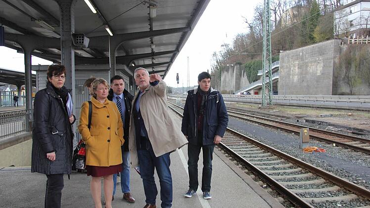 Fährt hier ein Zug nach irgendwo? Die Landtagsabgeordnete Susann Biedefeld, Bundestagsabgeordnete Rita Habl-Kehl, Kreisvorsitzender Carsten Höllein, Oberbürgermeister Norbert Tessmer, Stadtverbandsvorsitzender Stefan Sauerteig (alle SPD) am Coburger Bahnhof. Foto: Alexandra Kemnitzer