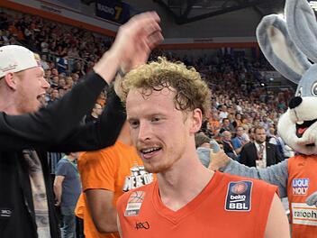 Der verletzte Ex-Bamberger Philipp Neumann (l.) und Per Günther feiern den Finaleinzug. Foto: dpa