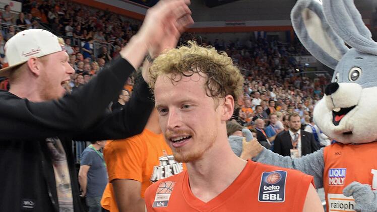 Der verletzte Ex-Bamberger Philipp Neumann (l.) und Per Günther feiern den Finaleinzug. Foto: dpa