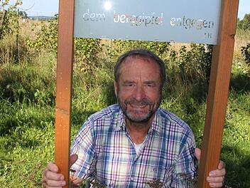 Einen Text seiner jüngsten Produktion hat Johannes Heiner in seinem Garten eingepflanzt: "zwei vögel / am himmel / ziehen vorbei / an dir / an mir / dem berggipfel entgegen." Foto: Ekkehard Roepert