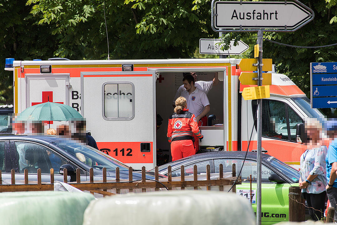 Rennwagen verliert Kontrolle und rast in Zuschauer – mindestens sieben Verletzte in Oberbayern