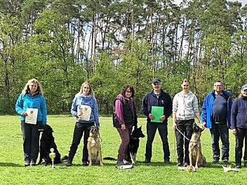 Frühjahrsprüfung bei den Hundefreunden Hausen: die erfolgreichen Teams mit Tagessiegerin Verena Lettner (2. v. r.) und Vorsitzenden Kurt Lettner (5. v. r.) Foto: Mathias Erlwein