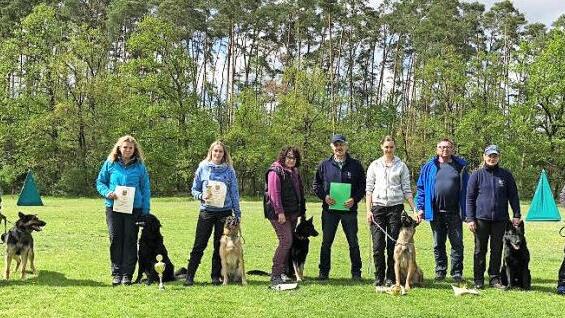 Frühjahrsprüfung bei den Hundefreunden Hausen: die erfolgreichen Teams mit Tagessiegerin Verena Lettner (2. v. r.) und Vorsitzenden Kurt Lettner (5. v. r.) Foto: Mathias Erlwein