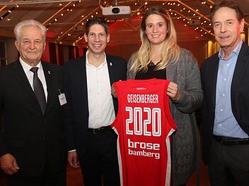 Natalie Geisenberger mit Präsident Norbert Sieben, Geschäftsführer Arne Dirks und Aufsichtsratsvorsitzendem Michael Stoschek. Foto: Bertram Wagner
