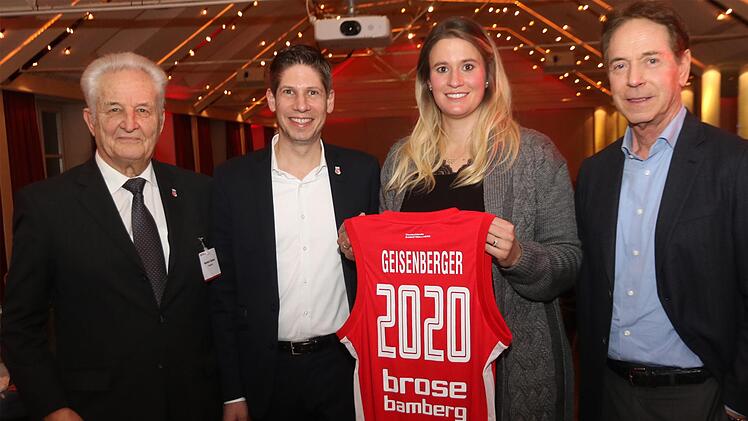 Natalie Geisenberger mit Präsident Norbert Sieben, Geschäftsführer Arne Dirks und Aufsichtsratsvorsitzendem Michael Stoschek. Foto: Bertram Wagner