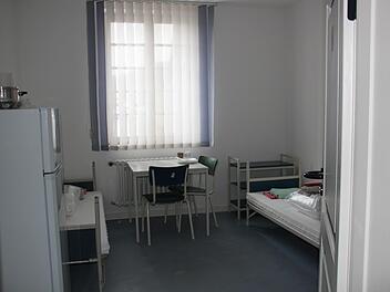 Dieses Archivbild zeigt eines der Zimmer der Gemeinschaftsunterkunft in der Winkelser Straße. Am Sonntag wurde ein Besuchsverbot und eine Quarantäne verhängt, die Bewohner sind auch innerhalb der Einrichtung aufgerufen, Kontakte zu vermeiden und sich zu schützen.
