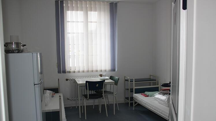 Dieses Archivbild zeigt eines der Zimmer der Gemeinschaftsunterkunft in der Winkelser Straße. Am Sonntag wurde ein Besuchsverbot und eine Quarantäne verhängt, die Bewohner sind auch innerhalb der Einrichtung aufgerufen, Kontakte zu vermeiden und sich zu schützen.