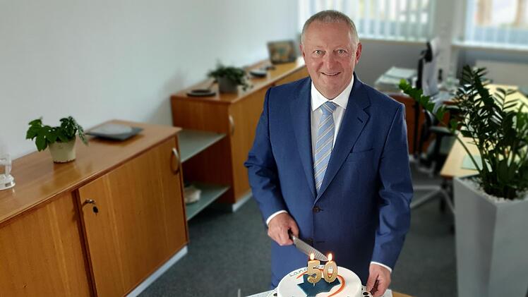Wie diese Festtorte zum 50. Jubil&auml;um der Gebietsreform wohl schmeckt? Landrat Thomas Bold will sie jedenfalls probieren und schneidet sie an.