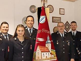 Von links: 2. Vorsitzender Tobias Bauer, 3. Kommandant FF Ma&szlig;bach Julius Pollak, Schriftf&uuml;hrerin Jana Miller, 1. Vorsitzender Lukas Frank, Kassenpr&uuml;fer Roland Niedt, Kassenpr&uuml;fer Alexander B&auml;uml, Kassier Ralf Baumann.
