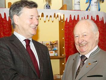 Vier Jahrzehnte Ehrenamt im Dienst der Kraftfahrer: KS-Vizepräsident Bernhard Leutner (links) dankt Reinhard Baumgartner für sein Engagement als Ortsverwalter und Vorsitzender des Ortsvereins. Foto: Dagmar Besand
