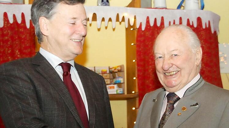 Vier Jahrzehnte Ehrenamt im Dienst der Kraftfahrer: KS-Vizepräsident Bernhard Leutner (links) dankt Reinhard Baumgartner für sein Engagement als Ortsverwalter und Vorsitzender des Ortsvereins. Foto: Dagmar Besand
