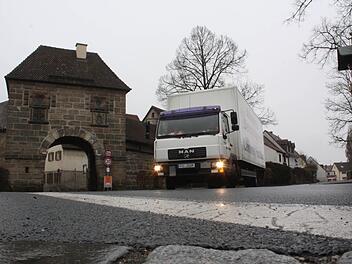 Da die Brummis nicht mehr durch die historischen Tore passen, brettern sie seit den 90-er Jahren über die Friedhofstraße. Foto: Josef Hofbauer