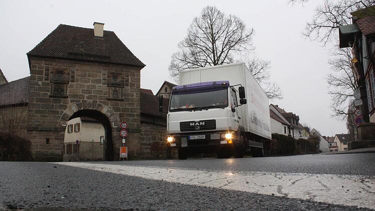 Da die Brummis nicht mehr durch die historischen Tore passen, brettern sie seit den 90-er Jahren über die Friedhofstraße. Foto: Josef Hofbauer