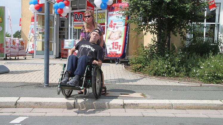 Mühsamer Kraftakt für jeden, der einen Rollstuhl schiebt -und ein unkomfortabler Stoß für denjenigen, der im Rollstuhl sitzt.