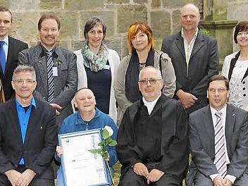 Für 40-jährige Zugehörigkeit wurden geehrt: Michael Gleichmann und Gabriele Raff. Foto: Wefa
