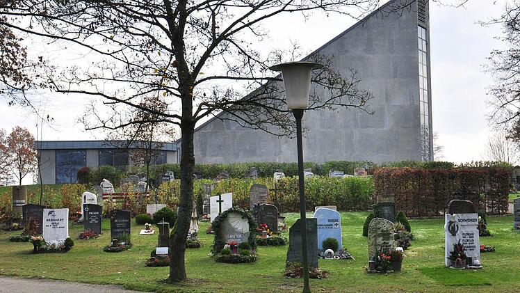 680 000 Euro hat die Stadt Haßfurt in die Sanierung der Aussegnungshalle im Neuen Friedhof in Haßfurt investiert. Dabei wurde der von Heinrich Thein geschaffene Kreuzweg aus dem ehemaligen Salesianum im Inneren integriert. Foto: Ulrike Langer