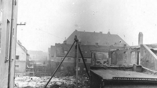 Auch jenseits der Bahnlinie Spuren der Zerstörung. Von der Katharinenstraße her gesehen: das einstige Metalluk-Gelände, im Hintergrund die Rupprecht-Schule.  Foto: Georg Ordnung
