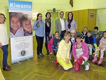 Der Kiwanis-Club Kulmbach unterstützt die Gewaltprävention an Schulen - hier in der Aula der Pestalozzischule. Von links: Past-Präsidentin Rosi Müller, Gouvernor Annegret Pachner, Präsidentin Anja Gimpel-Henning, Michael Groh und Silke Rosenbusch-Groh. Vorne die Schauspielerinnen Sonja Welter und Susanne Bloss. Foto: Dieter Hübner