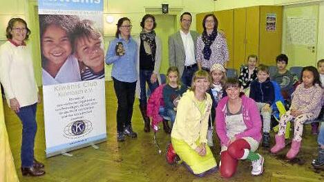 Der Kiwanis-Club Kulmbach unterstützt die Gewaltprävention an Schulen - hier in der Aula der Pestalozzischule. Von links: Past-Präsidentin Rosi Müller, Gouvernor Annegret Pachner, Präsidentin Anja Gimpel-Henning, Michael Groh und Silke Rosenbusch-Groh. Vorne die Schauspielerinnen Sonja Welter und Susanne Bloss. Foto: Dieter Hübner