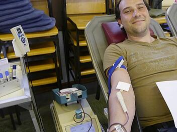 Mein erstes Mal: Blutspenden ist nicht schlimm. Man kann sogar Spaß dabei haben.  Fotos: Robert Wagner