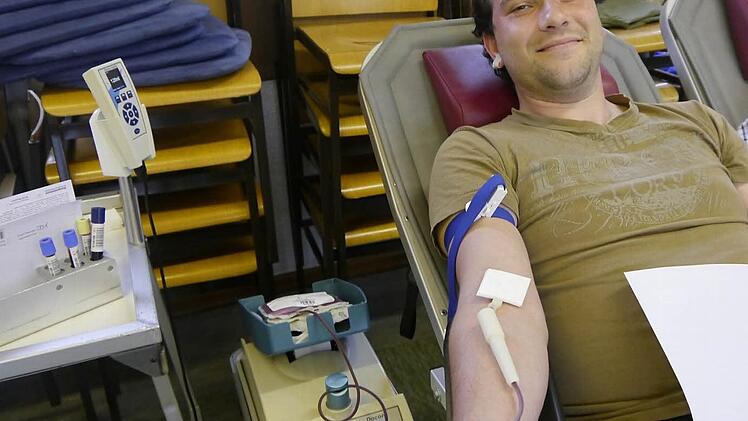 Mein erstes Mal: Blutspenden ist nicht schlimm. Man kann sogar Spaß dabei haben.  Fotos: Robert Wagner