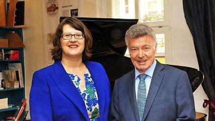 Geschäftsführerin Ina Besser-Eichler konnte zu der Veranstaltung "Freunde treffen Freunde" der Gesellschaft der Freunde von Bayreuth den ehemaligen Vorsitzenden des Richard-Wagner-Verbandes International Josef Lienhart im Pianohaus Steingraeber begrüßen. Foto: Stephan Herbert Fuchs