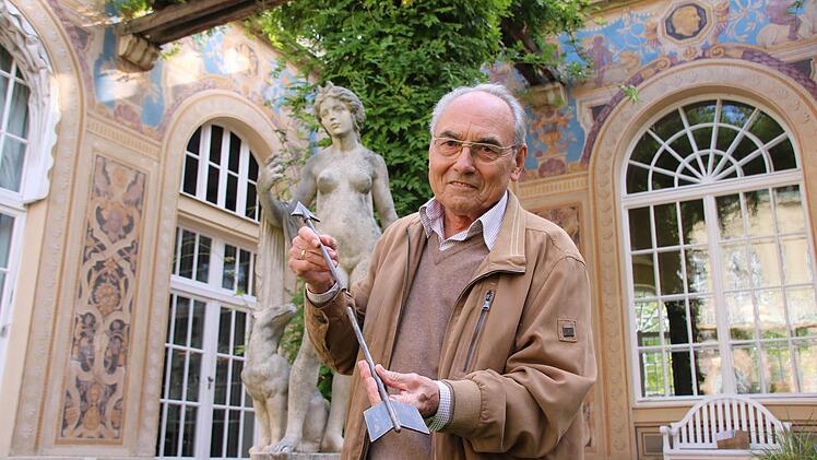 Dr. Kurt Rieder zeigt die zwei Teile des Pfeils, die anhand alter Fotos aus patiniertem Messing nachgebildet wurden. Ein in die Hand der Göttin Diana geklebter Gewindestab verbindet sie. Fotos: Ralf Ruppert