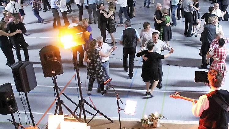 Stets gut gefüllt war die Tanzfläche. Es wurde eifrig getanzt zu den Klängen der "Andorras". Die Musik kam bei den Besuchern an.