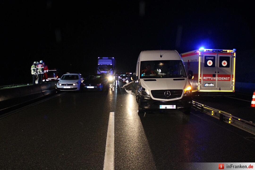 Unfall legt Verkehr auf A9 bei Bayreuth lahm - Sieben Fahrzeuge an Verkehrsunfall im Baustellenbereich beteiligt – glücklicherweise nur ein Leichtverletzter