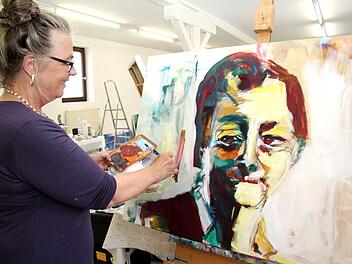 Monika Preller arbeitet an einem der Werke, die am Wochenende zu sehen sind. Foto: Richard Sänger