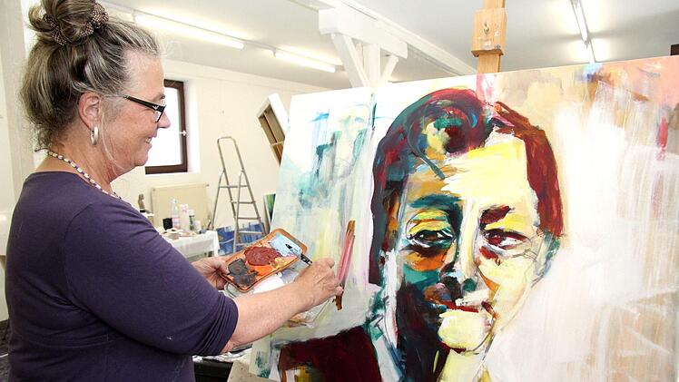 Monika Preller arbeitet an einem der Werke, die am Wochenende zu sehen sind. Foto: Richard Sänger