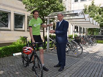 Hans-Jürgen Kopperger gibt seinen Autoschlüssel ab. Bürgermeister German Hacker nimmt ihn in Verwahrung.  Foto: Bernhard Panzer