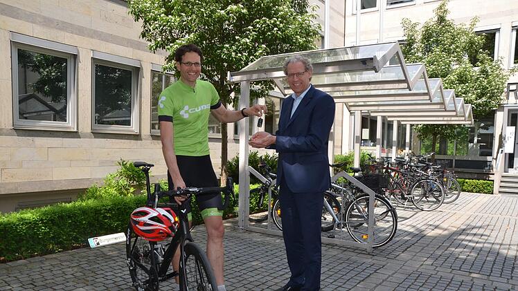Hans-Jürgen Kopperger gibt seinen Autoschlüssel ab. Bürgermeister German Hacker nimmt ihn in Verwahrung.  Foto: Bernhard Panzer