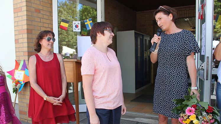 Stadträtin Heike Vogel  (rechts) überreichte im Beisein von Ines Moritz-Messingschlager (links), der stellvertretenden Vorsitzenden des Fördervereins, der scheidenden  Elternbeiratsvorsitzenden Nadja Herold einen Blumenstrauß. Foto: Stephan Stöckel