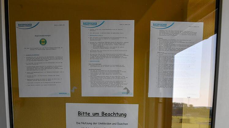 Das neunsetige Hygienekonzept des BFV hängt an den Türen