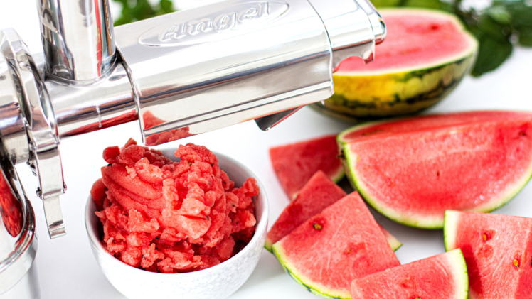 Neben Säften kannst du auch kreativ deine Küche bereichern, wie hier beispielsweise mit entsafteter Melone.