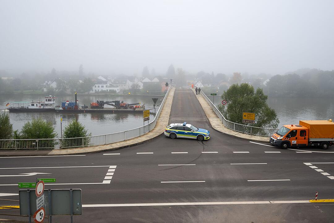 Frachtschiff rammt nachts zwei Moselbrücken