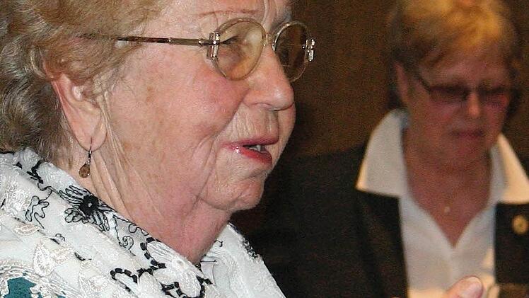 Gerstner (vorne) ergriff das Wort und erzählte den versammelten Mitgliedern des OGV wie es früher vor 50 Jahren zuging. Im Hintergrund steht Hilde Lang.