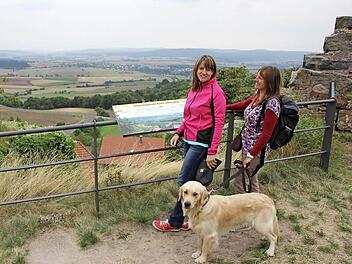 Sibille Weidner und Tanja Rödel genießen zusammen mit "Wachhund" Marley den Ausblick in Richtung Süden, ins Baunachtal. Es war das Panorama und der "Hauch der Geschichte", der sie nach Altenstein lockte.