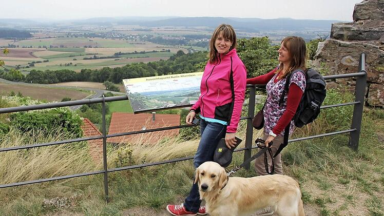 Sibille Weidner und Tanja Rödel genießen zusammen mit "Wachhund" Marley den Ausblick in Richtung Süden, ins Baunachtal. Es war das Panorama und der "Hauch der Geschichte", der sie nach Altenstein lockte.