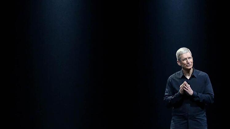 Apple-Chef Tim Cook stellt das neue Betriebssystem IOS 8 vor. Foto: John G. Mabanglo/dpa