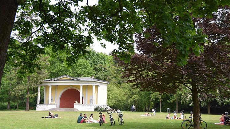 Vor allem bei jungen beliebt ist die große Wiese vor dem Musikpavillon. Foto: Ronald Rinklef