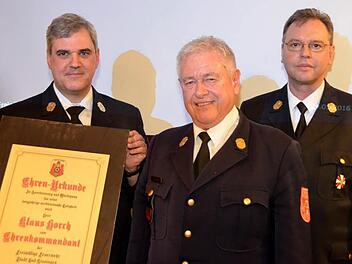Klaus Horch (Mitte), Kommandant der Kissinger Wehr von 1980 bis 1991, wurde bei der jüngsten Generalversammlung Klaus Horch zum Ehrenkommandant ernannt. Die Urkunde wurde überreicht von Stadtbrandmeister Michael Wolf (links) und Kommandant harald Albert (rechts). Foto: Peter Rauch