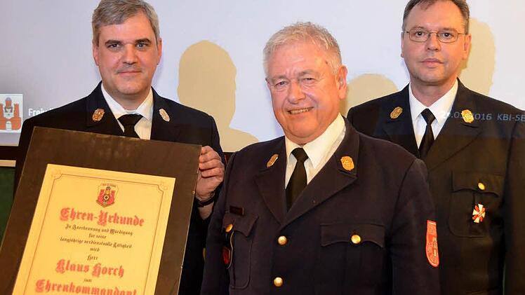 Klaus Horch (Mitte), Kommandant der Kissinger Wehr von 1980 bis 1991, wurde bei der jüngsten Generalversammlung Klaus Horch zum Ehrenkommandant ernannt. Die Urkunde wurde überreicht von Stadtbrandmeister Michael Wolf (links) und Kommandant harald Albert (rechts). Foto: Peter Rauch