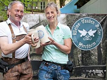 Jürgen Friedrich und Birgit Bringas stoßen auf das Täubla an. Über 90 Prozent der Gäste lieben es.  Foto: Hofbauer