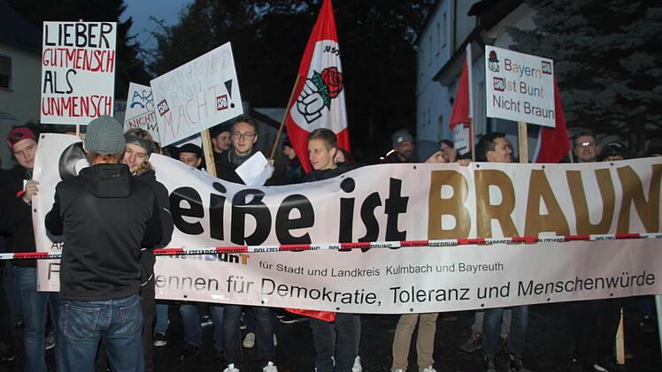 Mit Transparenten und Trillerpfeifen demonstrierten 200 AfD-Gegner friedlich vor dem Neudrossenfelder Bräuwerck. Foto: Stephan Tiroch