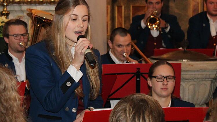 Jasmin Sponsel erwies sich als Idealbesetzung für das Lied "Es ist ein Ros entsprungen". Fotos: Carmen Schwind
