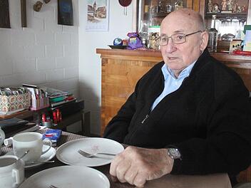 Alfred Meixner am Kaffeetisch seines Hauses in Romansthal  Foto: Matthias Einwag
