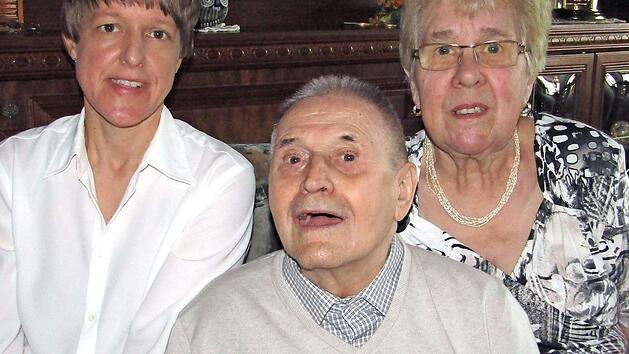 B&uuml;rgermeisterin Sigrid Reinfelder (links) mit dem Jubelpaar Alfred und Luise Lechner  Foto: p